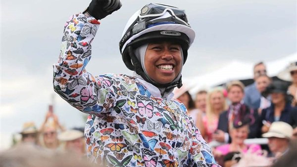 خديجة ملاح.. أول مسلمة محجبة تفوز بسباق الخيل في بريطانيا