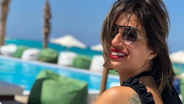 بطن مكشوف وهوت شورت.. شاهد.. أثر عمليات التجميل يظهر على جسم منة فضالي