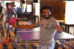 صور| محمد صلاح يحتفل بفوزه على «لوفرين» في تنس الطاولة