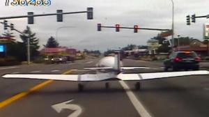  يحبس الأنفاس.. طائرة تتوقف في إشارة مرور وسط دهشة وإعجاب السائقين