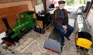 مُسن يبني سكة حديد مدهشة حول حديقة منزله