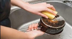 طرق ذكية لتنظيف أدوات المطبخ المحترقة